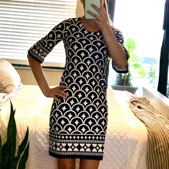 Bell sleeve dress - Picture 2 of 4